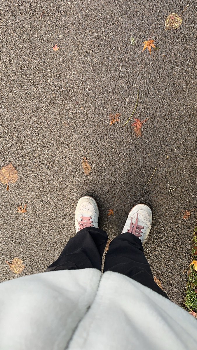 在英国🇬🇧没人🐍👟  😭😭
好无聊啊，想有人👅👟🧦🦶  再🐍里面