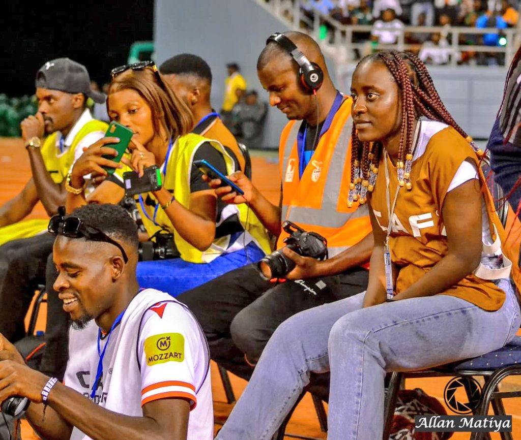 DidiChilongo's tweet photo. Pitch side is crazy 🥴 https://t.co/UNftYkR82l