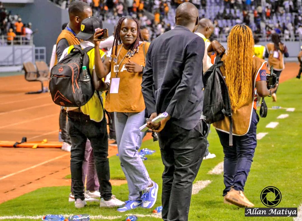 DidiChilongo's tweet photo. Pitch side is crazy 🥴 https://t.co/UNftYkR82l