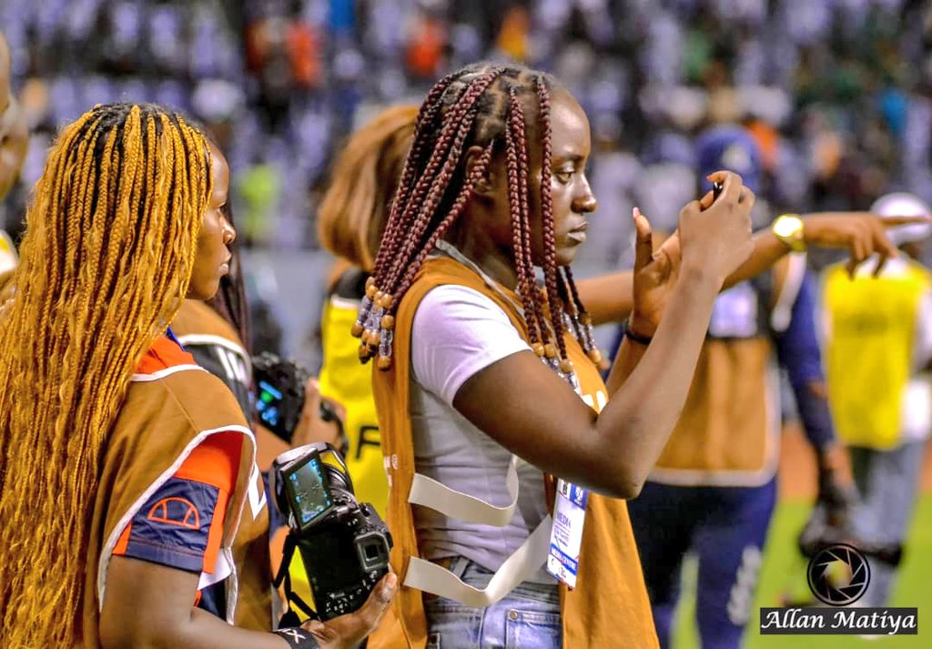 DidiChilongo's tweet photo. Pitch side is crazy 🥴 https://t.co/UNftYkR82l