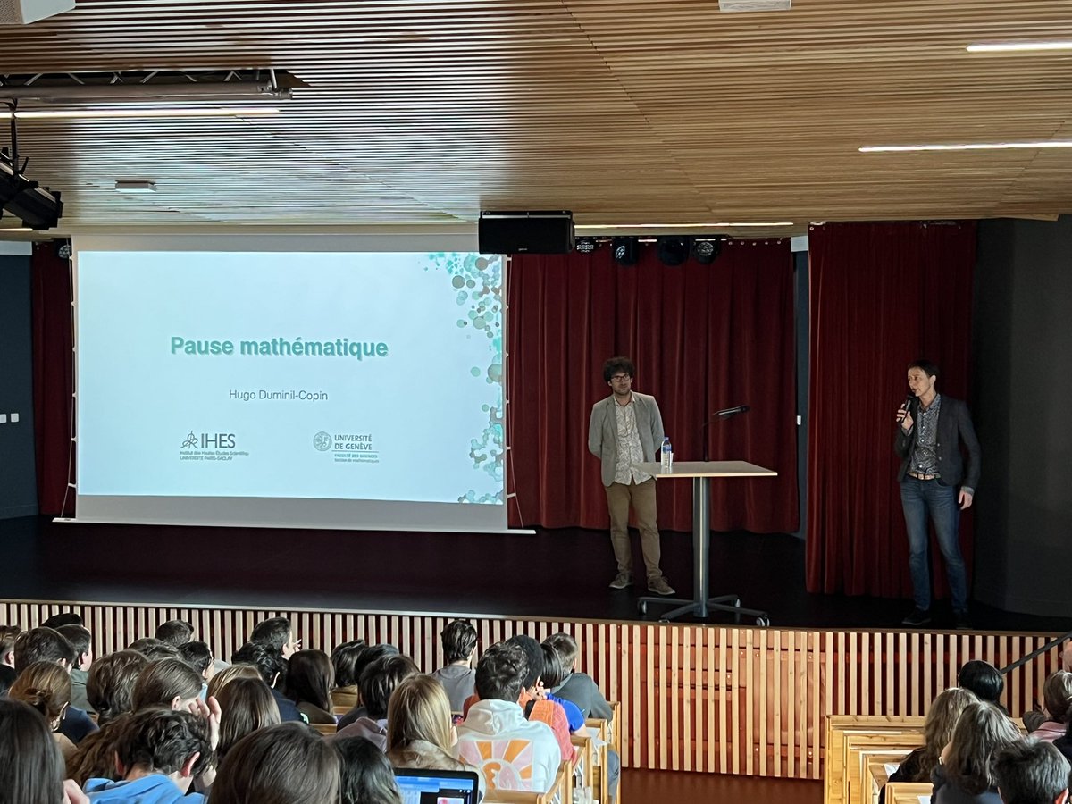 Conférence donnée ce lundi 20 novembre par Hugo Duminil-Copin, mathématicien lauréat de la Médaille Fields en 2022, à destination des lycéens du LFA. 
Un magnifique temps d’échanges et d’émulation intellectuelle à l’initiative des professeurs dans le cadre du « labo maths » !