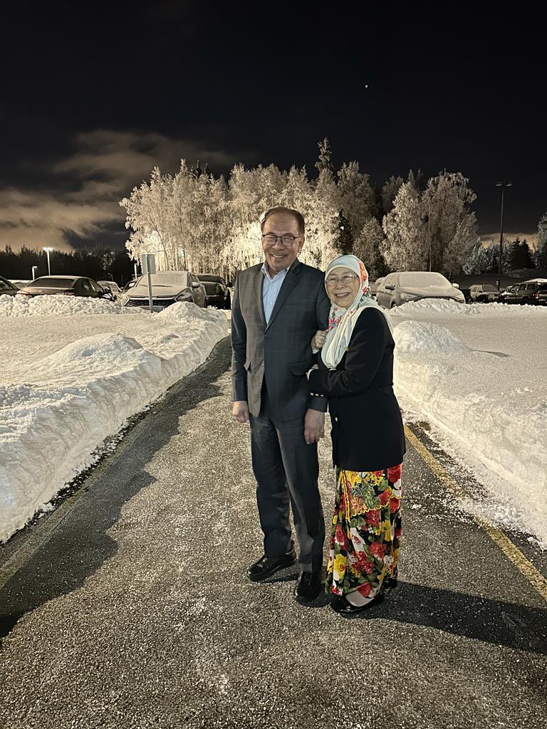 Satu jam transit di Anchorage, Alaska.
Sejuk menggigil.