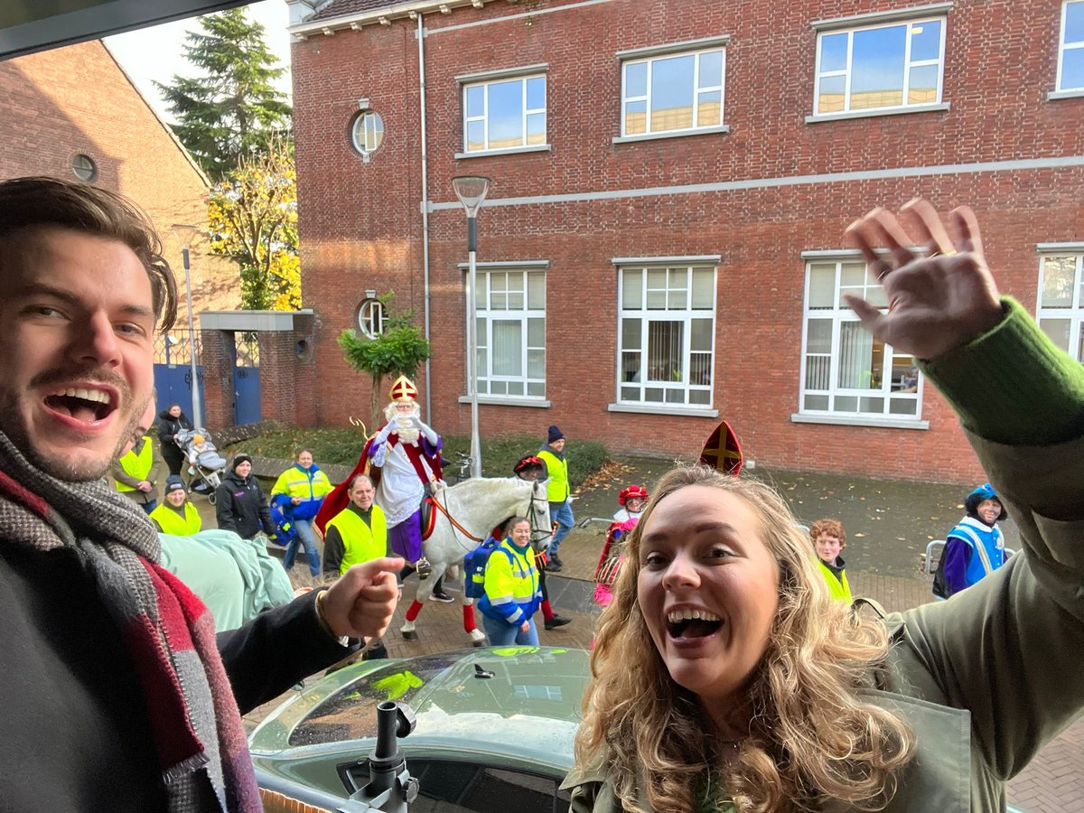 Deze week staat Esmah natuurlijk op 1, maar na de verkiezingen kan ik weer aandacht besteden aan mijn andere grote idool! 
Ook al ben ik geen kind meer, toch sta ik het liefst vooraan als de Sint in de stad komt en kijk ik trouw het Sinterklaasjournaal.