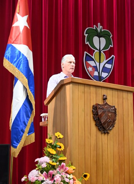 Fidel: Realmente el sentimiento de la Patria es fuerte.
Raúl: Hoy los emigrados cubanos, en su aplastante mayoría, lo son por razones económicas.
<a href="/DiazCanelB/">Miguel Díaz-Canel Bermúdez</a> : Los invitamos a sumarse con energía renovada a esta nueva etapa en defensa de #Cuba.