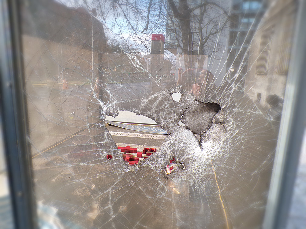 Wenn der Schriftzug "Jüdisches Moabit" zu antisemitischen Anschlägen auf die Erinnerung führt: Am Wochenende wurde eine Ausstellung über jüdische Mediziner*innen &amp; deren Widerstand gegen den NS des Vereins "Sie waren Nachbarn" in Berlin zerstört⬇️

siewarennachbarn.de/5648