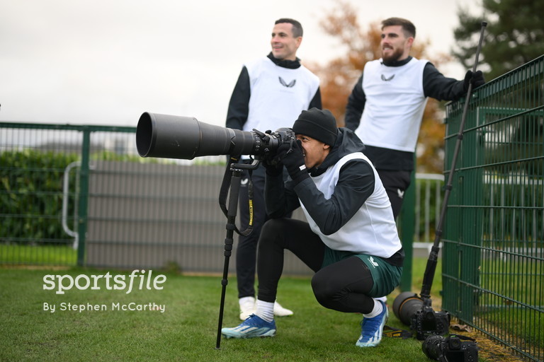 The art 🖼 and the artist! 📸 Callum Robinson takes photographs of Adam Idah during a Republic of Ireland training session at the FAI National Training Centre today! 📸 @sportsfilesteve sportsfile.com/more-images/77…