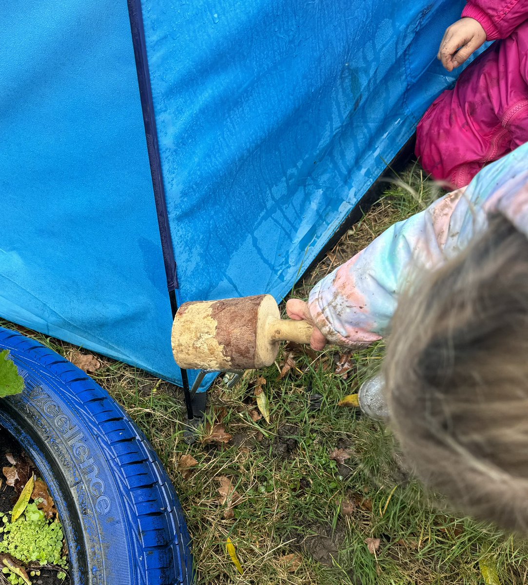 This morning we managed to dodge the heaviest rain and spent the morning making Leaf Flower decorations. Some of the Blossoms enjoyed exploring the mud & puddles and some liked bashing tent pegs with a mallet! 🤷‍♀️ 💕 #Forestschool #naturecrafts @TherapyForest @OutdoorEdChat