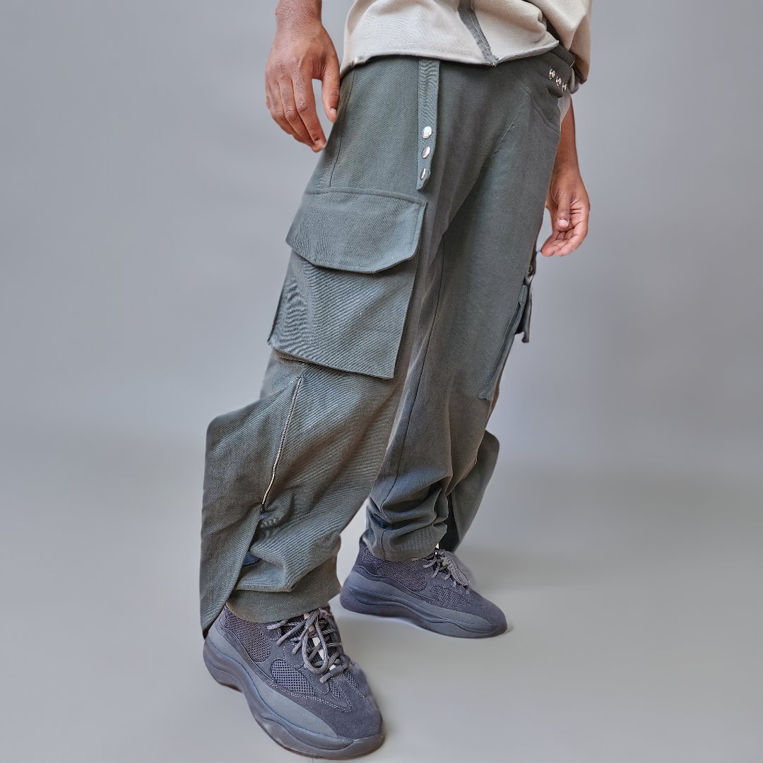 Cross Cargos now available in the Issue 1 collection.

- 10oz 100% cotton peach twill
- Zipper Pocket Wings: Two ankle pockets that conceal "wing" design
- Cummerbund-Inspired Waist Design
- Multiple Styles:

system17.co/products/cross…