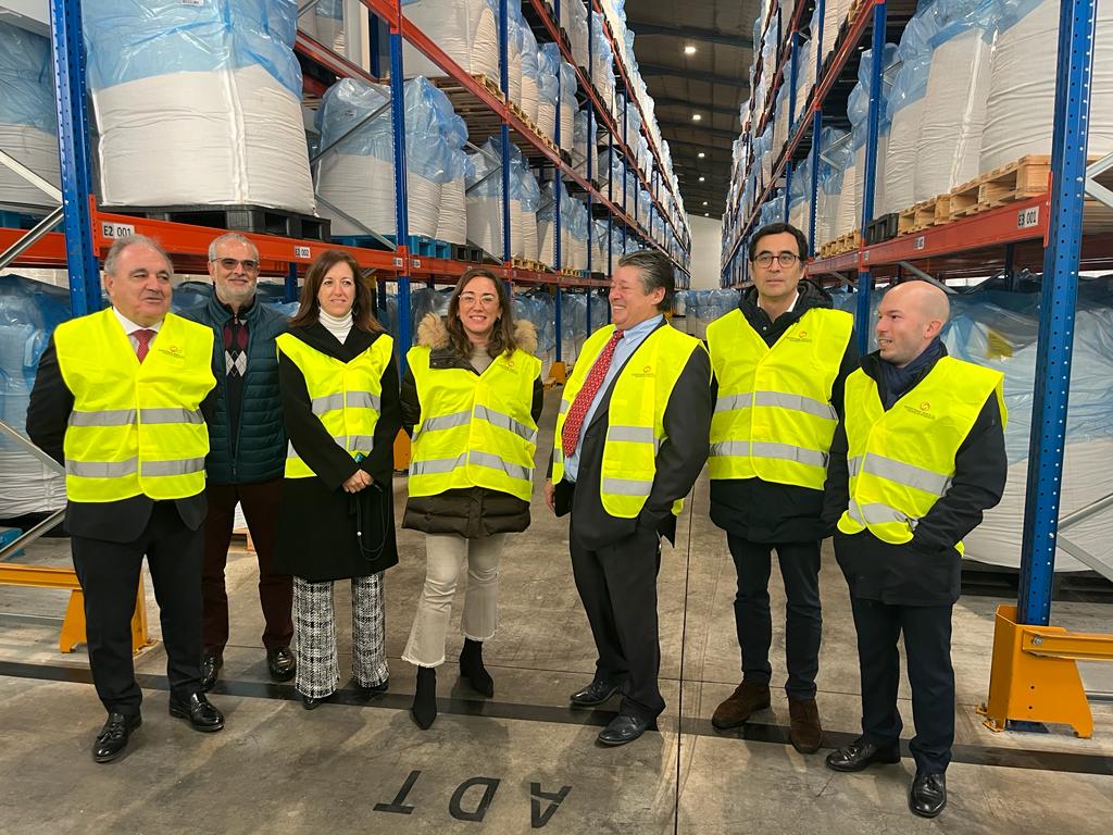 MariaGlezCorral's tweet photo. Hemos aprovechado la visita realizada hoy a @GamertransN e #INMAPA para anunciar que desde la @jcyl ya hemos resuelto cerca de 20 millones de euros en ayudas dirigidas a la renovación de flotas y digitalización de empresas de transporte. https://t.co/jMsB1o1pfY