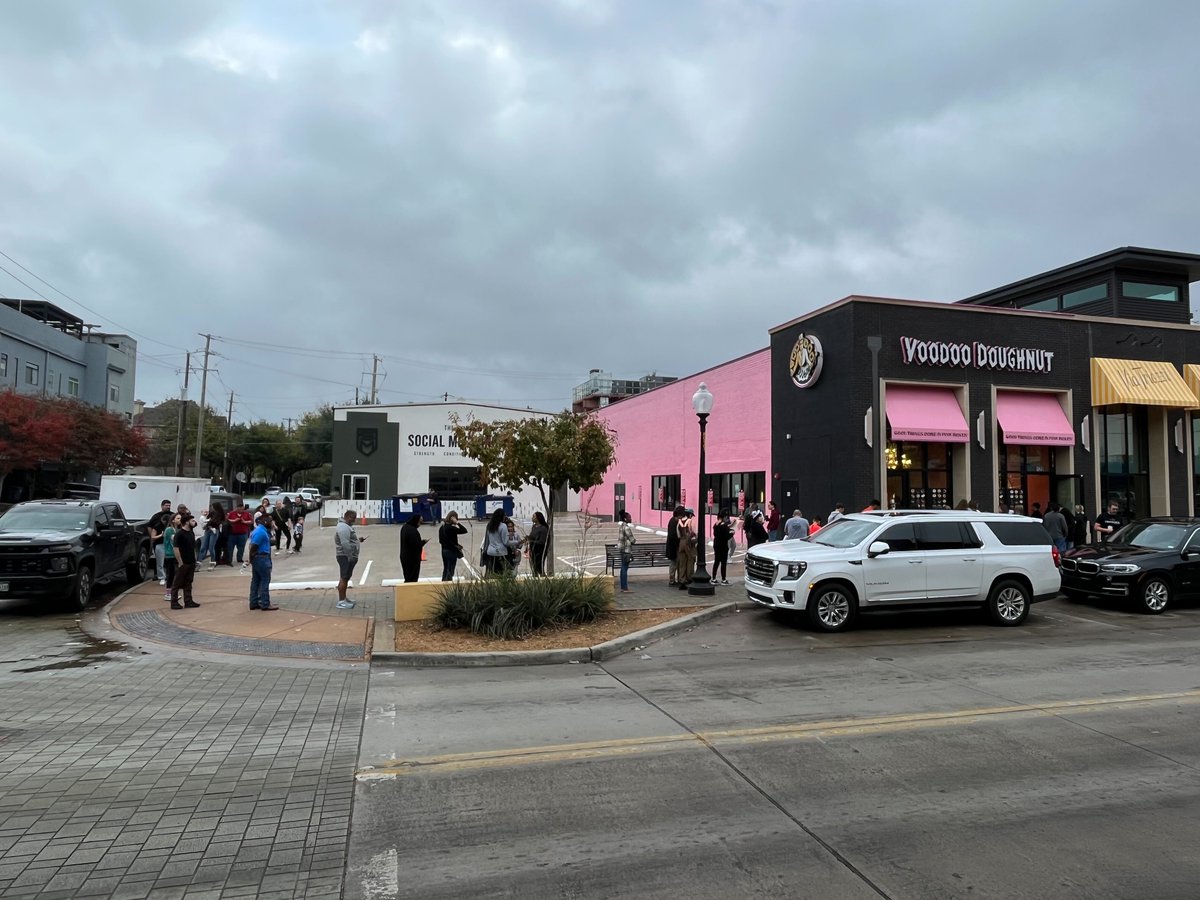 Dallas’ first Voodoo Doughnut is open and the lines are already around the block today. 

What's the deal with <a href="/VoodooDoughnut/">Voodoo Doughnut</a>? Read this:  dallasnews.com/food/restauran…

📸 from <a href="/TaliRichman/">Talia Richman</a>, who is always lookin' out: