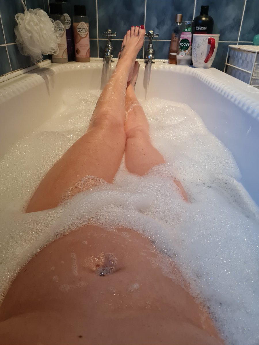 Loopyloopylou29's tweet photo. Time for a nice hot soak while I have the house to myself😊😊😊 https://t.co/nYID9ny9Ya