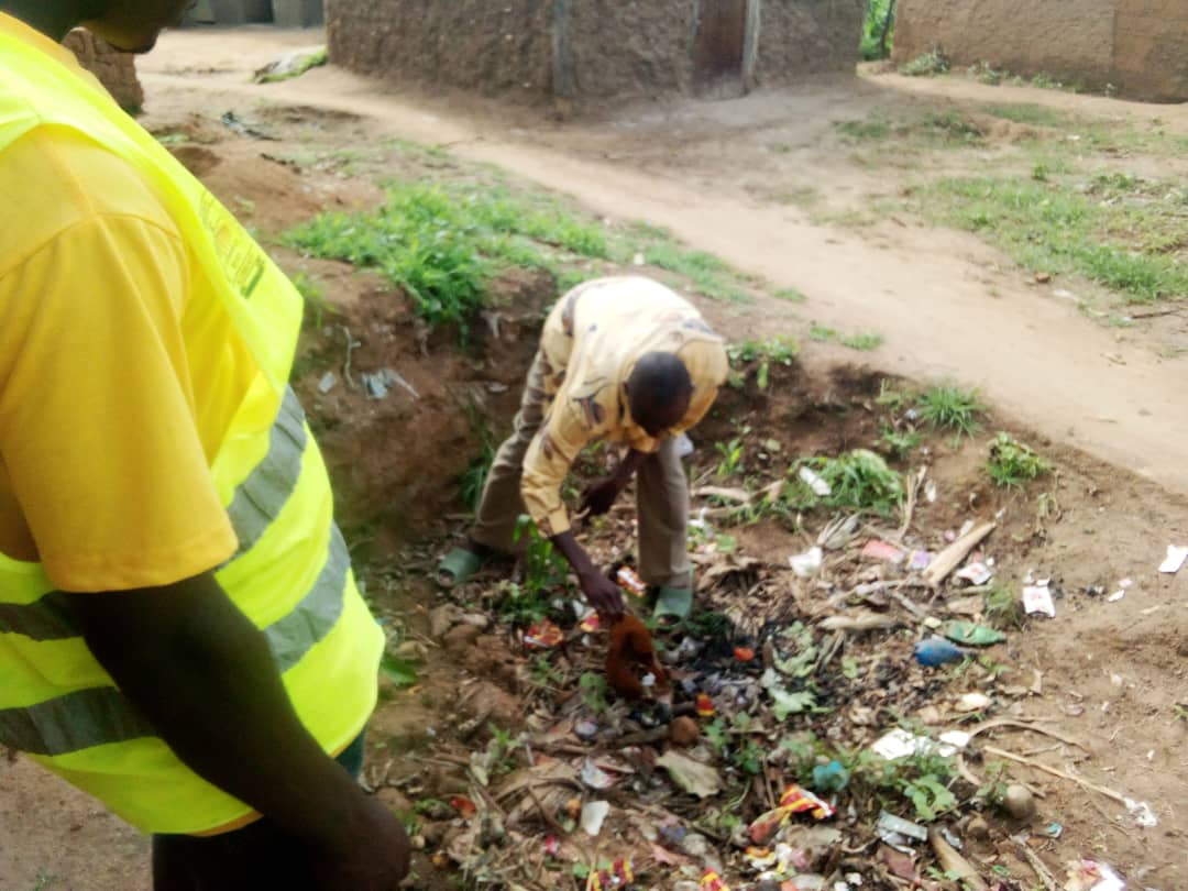 NgerukaBugesera's tweet photo. None muri @NgerukaBugesera Akagari ka #Gihembe urubyiruko rw'abakorerabushake bakomeje Ubukangurambaga ku #Isuku bibutsa abaturage kugira isuku ku nkengero z'ingo zabo bahakura inyanda ndetse tunashishikariza gucukura ingarani zitandukanya imyanda ibora n'itabora. https://t.co/3WaLTlzrEM