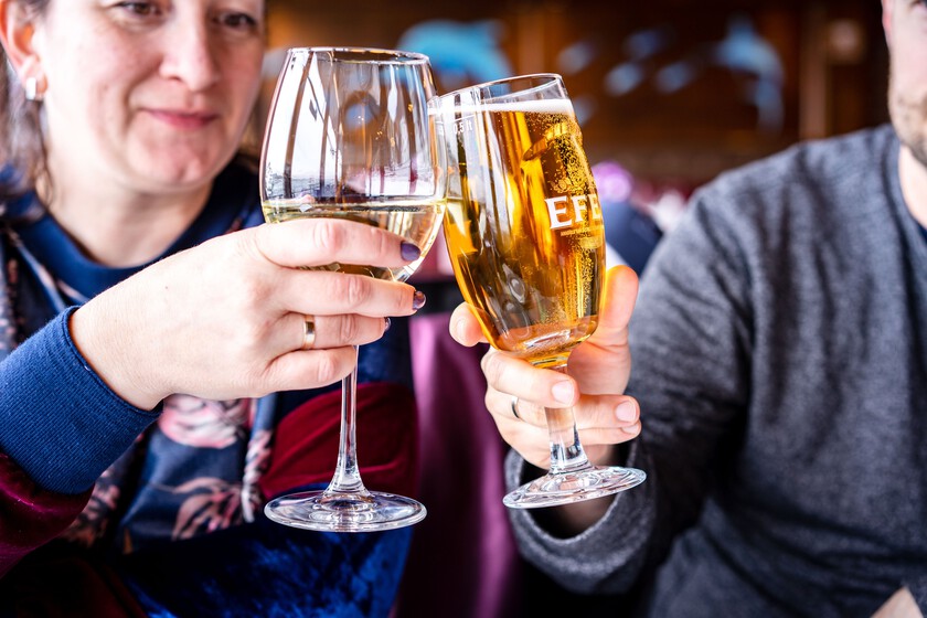 SocialParty_'s tweet photo. Como nutricionista, respondo a la pregunta de qué engorda más: el vino blanco o la cerveza https://t.co/xLUFyedYSe https://t.co/iTZcwelNXH
