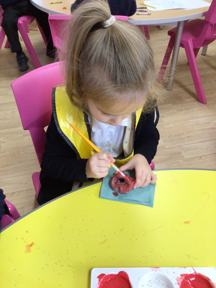 YRPinkClass's tweet image. The children in Pink Class enjoyed learning and taking part in Remembrance Day activities to pay our respect.