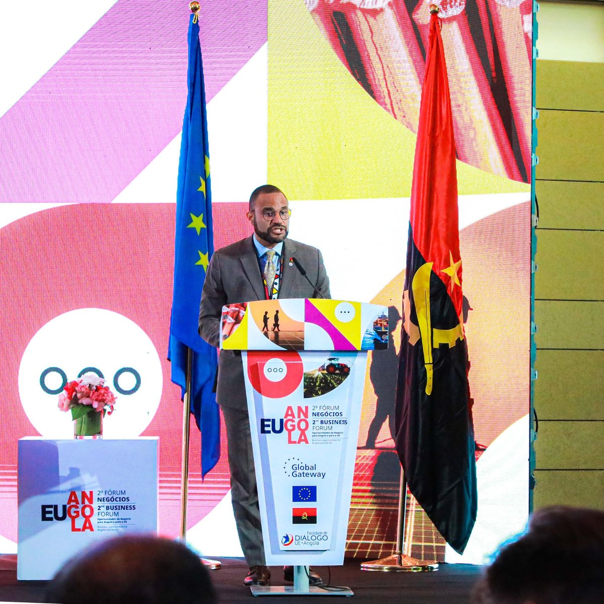 Presidi na Sexta-feira 17, a sessão de abertura do 2º Fórum de negócios Angola- União europeia, em Luanda.

 Destaquei o significado do 2º Fórum de negócios Angola- União europeia, evidenciei a colaboração entre Angola e a União Europeia na busca de soluções...