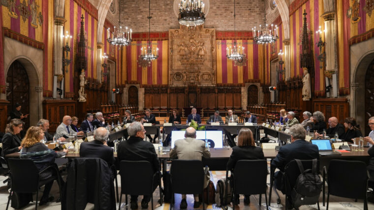 bcn_ajuntament's tweet photo. 🆕 Constituït el Comitè Assessor d'Infraestructures, que reunirà 22 experts dos cops l'any.

L'ampliació de l'aeroport Josep Tarradellas Barcelona - El Prat, el port de Barcelona i la mobilitat ferroviària seran els primers temes que s'hi abordaran.
https://t.co/QTWLYJ7Jx4 https://t.co/Ug1ffFVE1l