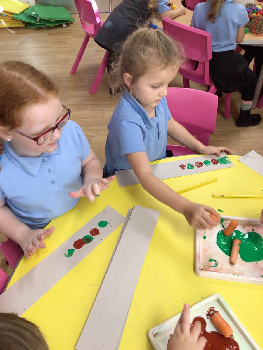 YRPinkClass's tweet image. What a fun week of Diwali celebrations we had. We created rangoli patterns, sculpted diya lamps as well as creating our own repeating patterns in Maths.