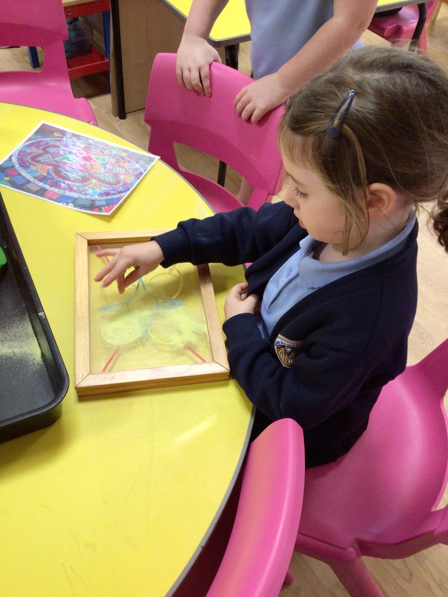 YRPinkClass's tweet image. What a fun week of Diwali celebrations we had. We created rangoli patterns, sculpted diya lamps as well as creating our own repeating patterns in Maths.