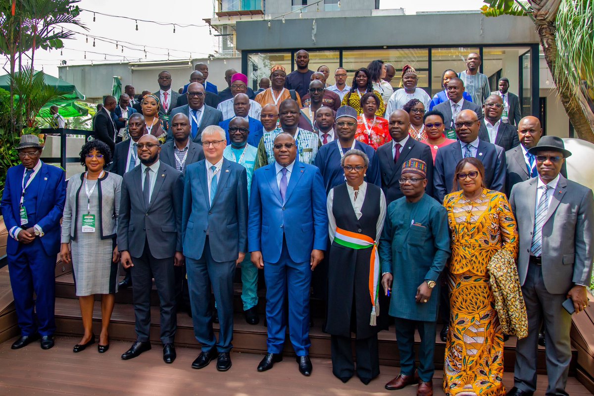 Photo de Groupe du Symposium 2023 & l’assemblée générale du @econec_resao #institutionnaliserlesprocesusdapprentisage.