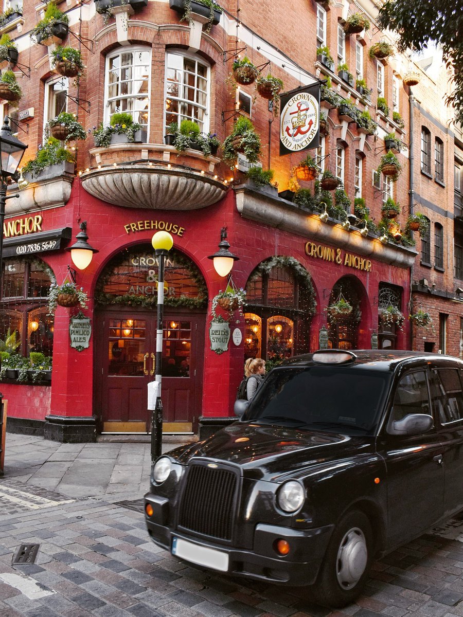 As temperatures drop, the warm glow of a cosy pub becomes hard to resist. 🧡

📷VisitBritain/Francesco Meola 
📌 Crown and Anchor, London