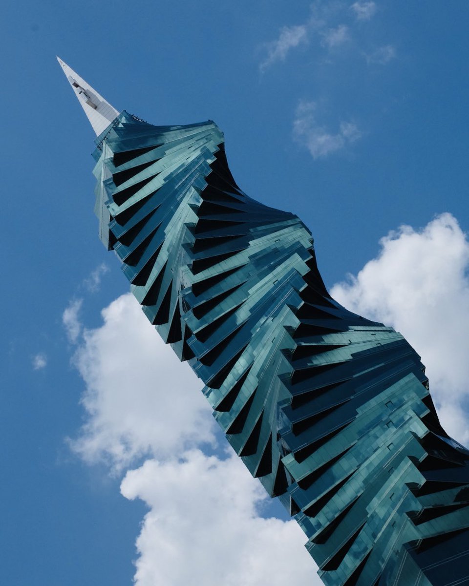 L E I V A tweet media