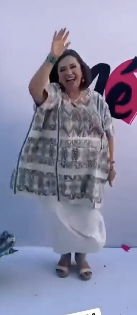 epigmenioibarra's tweet photo. Xóchitl igual que Milei.
Bufones ambos sirven a la oligarquía más rapaz y conservadora; aquel un fascista descarado; está una fascista encubierta.
Y cómo al son que les tocan bailan engañan a ignorantes y desesperados.
La diferencia es que México no es la Argentina triste de hoy https://t.co/wdwFd90qdG