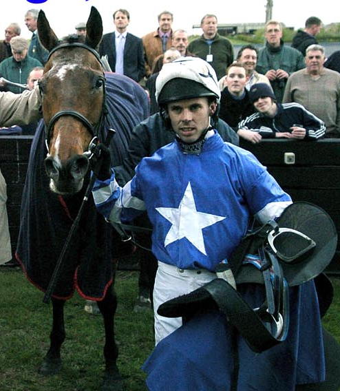 #grahamlee & Sully Shuffles after their win at Kelso in April 2004.  Won again at Stratford. Then 4th at Galway. He apologised to Sully for giving him too much to do in that race. Top bloke who gave us great days racing.  Thinking of him and his family justgiving.com/page/amy-lee-1…