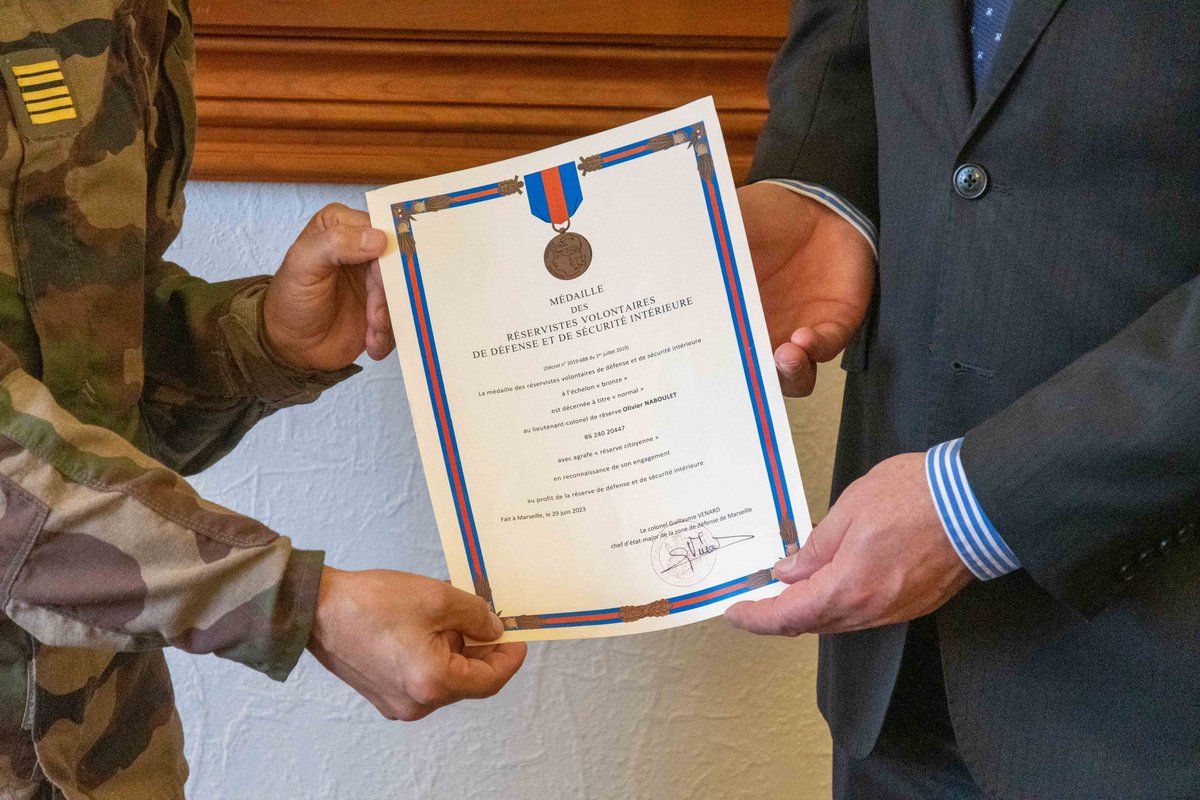 Chef de corps 48e régiment de Transmissions (@48ert_cdc) on Twitter photo Honneur d’avoir remis ce jour, la médaille des réservistes volontaires de défense et de sécurité intérieure, à l’échelon bronze au procureur de la république Olivier NABOULET. Merci pour votre engagement !
#lienarmeenation
#engagement
<a href="/armeedeterre/">Armée de Terre</a>
<a href="/ArmeesNoA/">Armées Nouvelle-Aquitaine</a>
<a href="/ArmeesNoA/">Armées Nouvelle-Aquitaine</a> Honneur d’avoir remis ce jour, la médaille des réservistes volontaires de défense et de sécurité intérieure, à l’échelon bronze au procureur de la république Olivier NABOULET. Merci pour votre engagement !
#lienarmeenation
#engagement
<a href="/armeedeterre/">Armée de Terre</a>
<a href="/ArmeesNoA/">Armées Nouvelle-Aquitaine</a>
<a href="/ArmeesNoA/">Armées Nouvelle-Aquitaine</a>