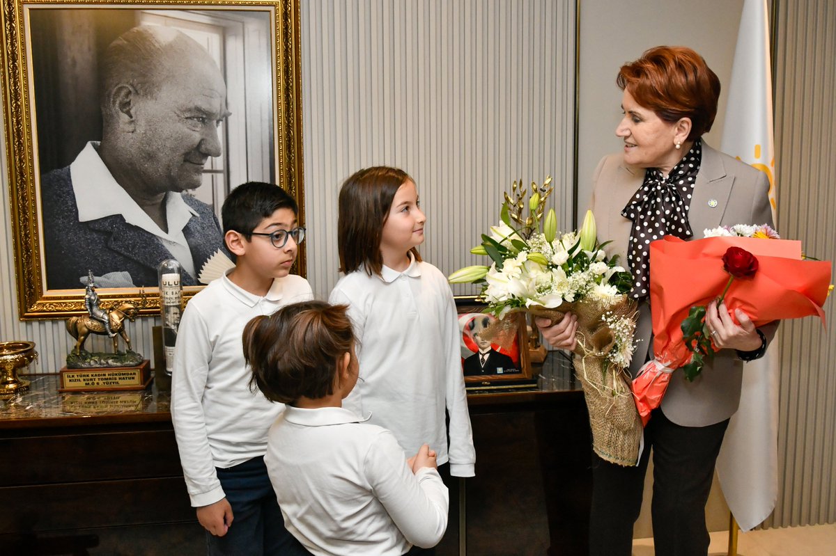 iyiparti's tweet photo. Genel Başkanımız Sayın @meral_aksener bugün,
 
Dünya Çocuk Hakları Günü vesilesiyle Genel Merkezimizde çocuklarımızı misafir etti...

İYİ Parti olarak bizler;

Cumhuriyetimizin en değerli amaçlarından birinin de bütün çocuklarımızın hayallerine kavuşmasını sağlamak olduğuna inanıyoruz.

İşte bu inançla her daim çocuklarımız için mutlu bir geleceği esas alıyoruz.

Her bir çocuğumuzun; adil, güvenli ve huzurlu bir ülkede çocukluklarını doyasıya yaşamaları için tüm gücümüzle çalışmaya devam ediyoruz.

Tüm çocuklarımızın #DünyaÇocukHaklarıGünü'nü kutluyoruz...❤