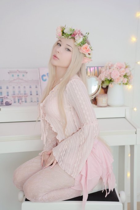 2 pic. Who am I seeing tonight by Melanie Martinez concert in Amsterdam? ??‍♀️? https://t.co/IA2poCB