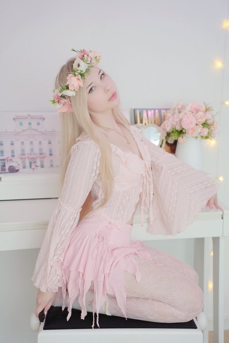 1 pic. Who am I seeing tonight by Melanie Martinez concert in Amsterdam? ??‍♀️? https://t.co/IA2poCB