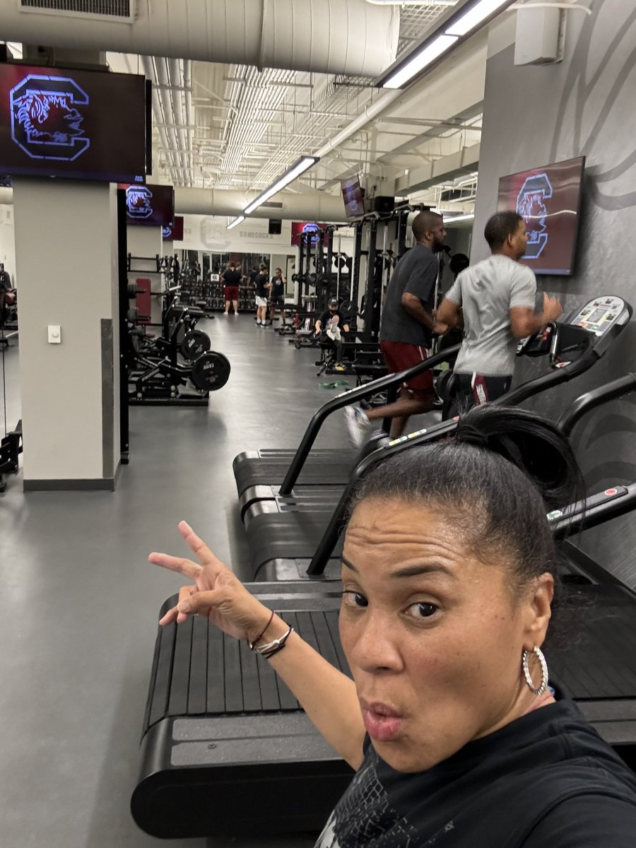 @bodybybinetti @MollyBinetti at it again on this game day.  @GamecockWBB staff attacked that workout with praying hands for sure 🤣🤣🤣  AND that’s AI @Bakari_Sellers bc Bakari didn’t finish it 🤣🤣🤣