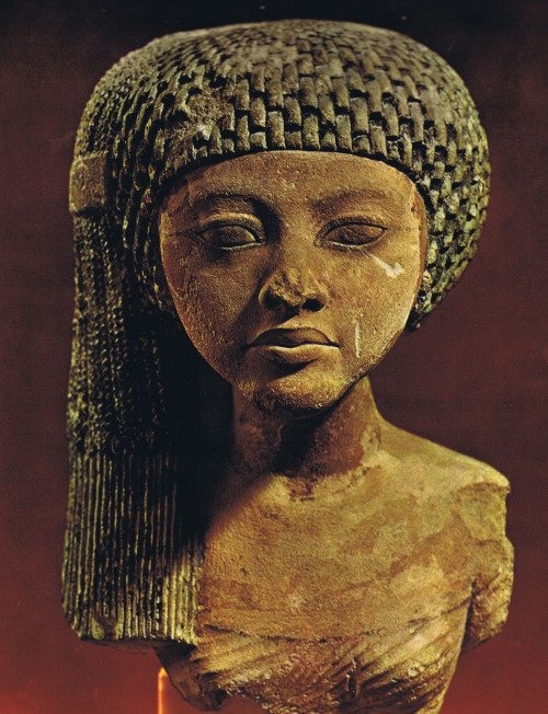 _africanhistory's tweet image. When Tutankhamen died, his wife Ankhesenamun fled from Kemet.

She crossed seas, traveling through Spain and Ireland until she found a place to settle far from the Nile.

Her new family called her Scota and she was the first Queen of Scotland.