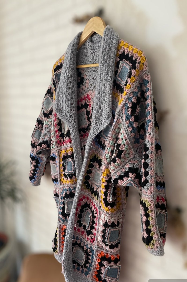 Cuando reciclas un jean y lo transformasen chaqueta paulaknitdesign.com/product/chaque… #Jean #Recicla #crochet #paulaknitdesign