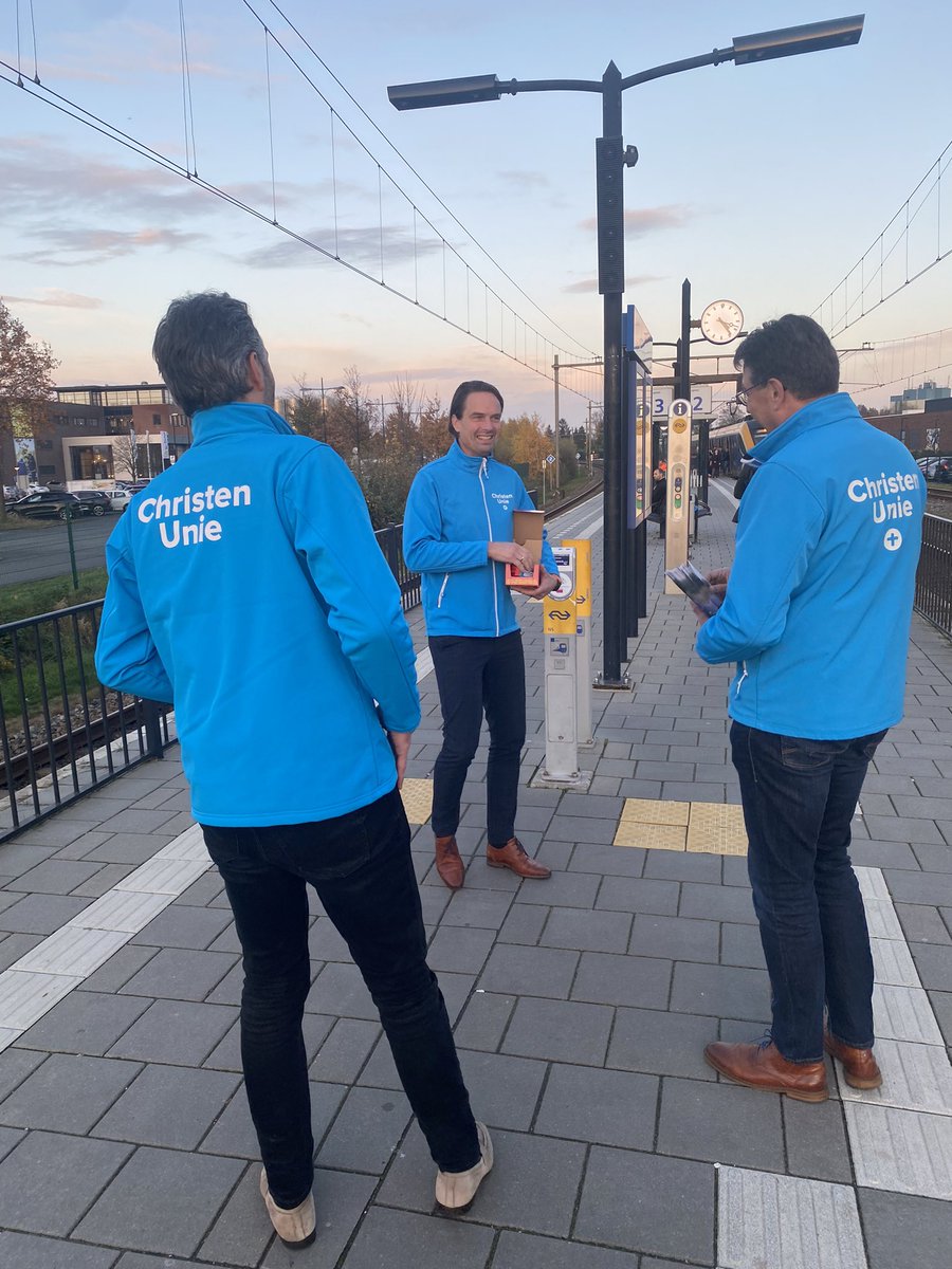 Er worden nog wat stemadviezen uitgedeeld op het station in Rijssen door <a href="/NicoDrost/">Nico Drost</a> <a href="/AlwinteRietstap/">Alwin te Rietstap</a> <a href="/BertTijhof/">Bert Tijhof</a> en <a href="/FrederikeHB/">Frederike Hulshof</a> #stemCU #teamCU #stemvoorderegio #geloofindesamenleving