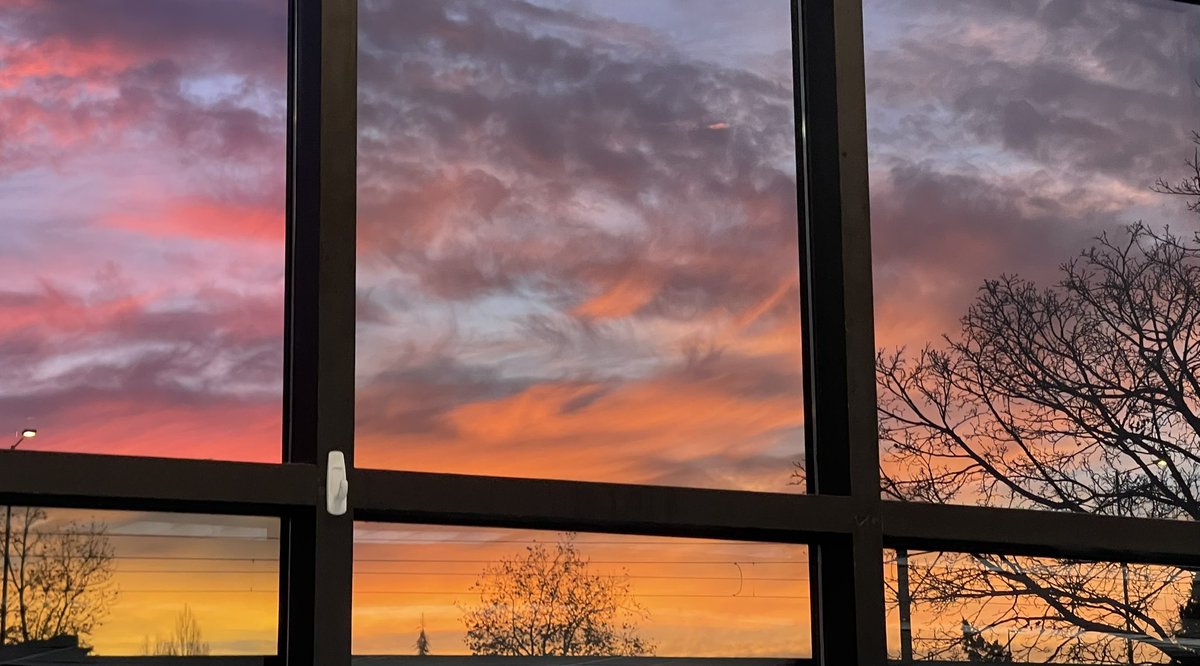 AviationAndDogs's tweet image. Monday mornings aren’t all that bad with sunrises! #flySEA #AlaskaAirCargo