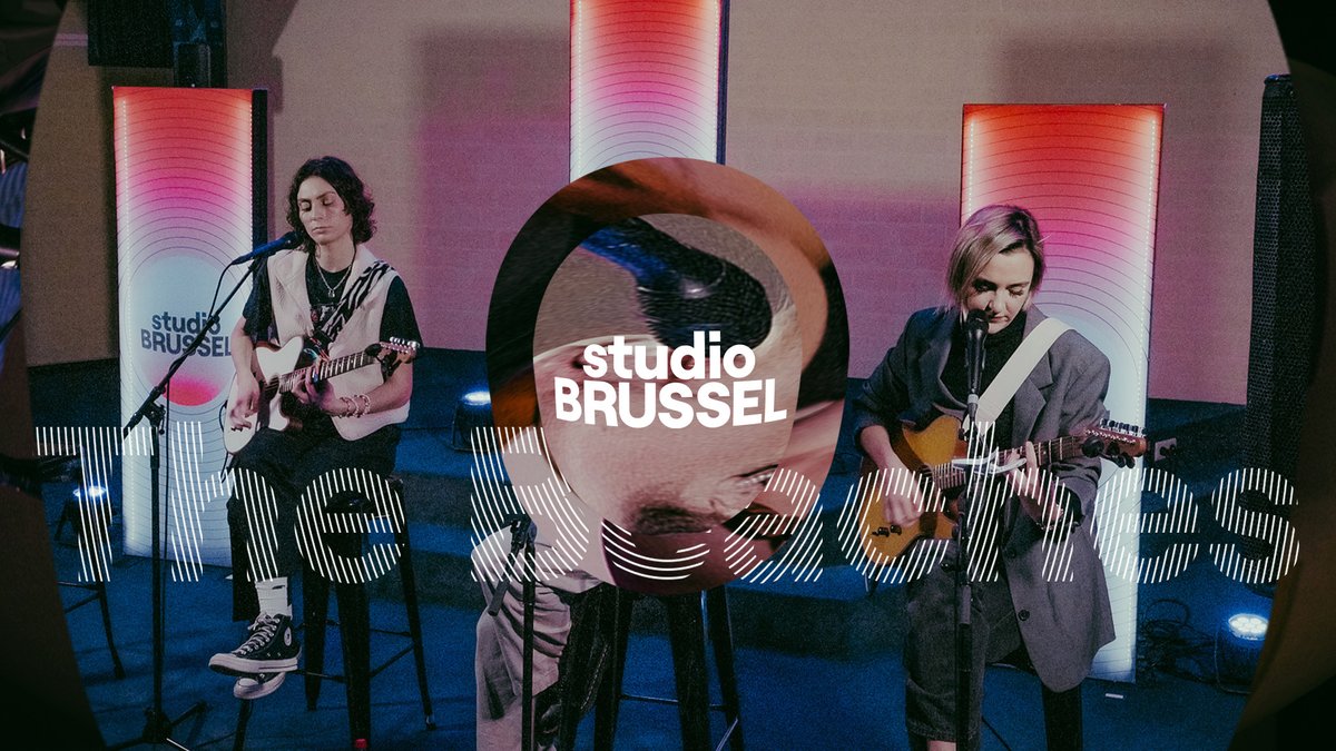 .@thebeaches bracht 'Blame Brett' tijdens het weekend van Fien en Thibault. Inclusief crowdsurfen op 15 mensen. Check de video via het Studio Brussel-kanaal op @vrtmaxbe 👉vrt.be/vrtmax/a-z/stu…