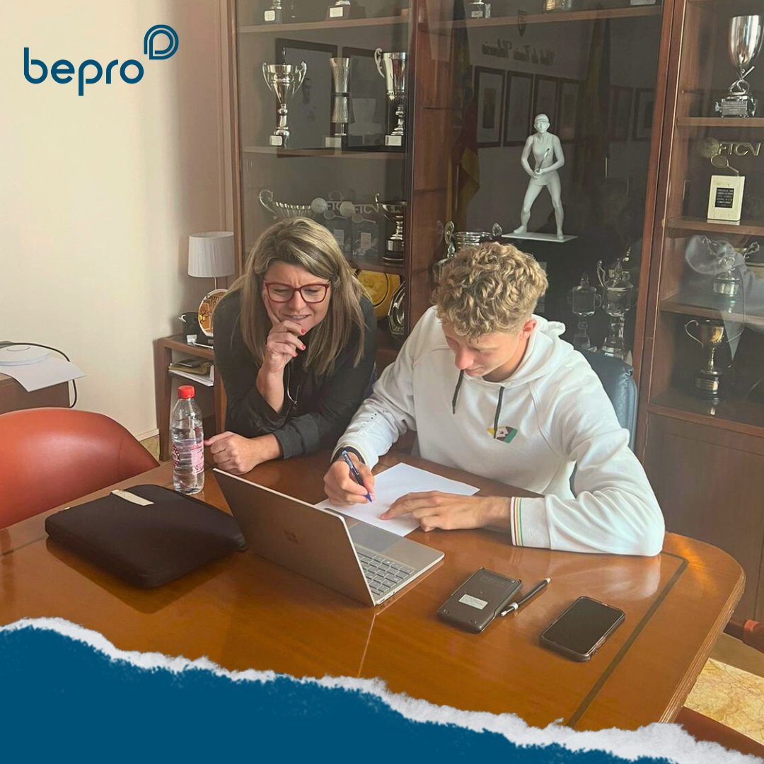 Bepro Deporte España (@teambepro) on Twitter photo ¡Momentos de estudio en plena competición!🎾
Nuestra Presidenta, Ana Salas, junto al #AtletaBepro Martín Landaluce durante el torneo <a href="/copafbvalencia/">Copa Faulcombridge by Marcos Automoción</a> . Martín es un ejemplo de dedicación, demostrando que es posible mantener el enfoque en los estudios mientras compites a alto nivel ¡Momentos de estudio en plena competición!🎾
Nuestra Presidenta, Ana Salas, junto al #AtletaBepro Martín Landaluce durante el torneo <a href="/copafbvalencia/">Copa Faulcombridge by Marcos Automoción</a> . Martín es un ejemplo de dedicación, demostrando que es posible mantener el enfoque en los estudios mientras compites a alto nivel