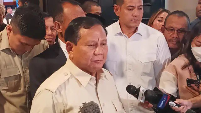 Samuder53291026's tweet photo. Malam ini saya dan kawan-2 bertemu Mas @agusjabo333 ketum #partaiprima ,pertemuan yang sgt menyenangkan setelah sekian lama absen dgn kesibukan masing-2. Kami bicara banyak ttg kemungkinan #prabowogibran menang pilpres 1 putaran.Barangkali anggota Republik di Jawa bisa membantu. https://t.co/Nyghki7Ihy