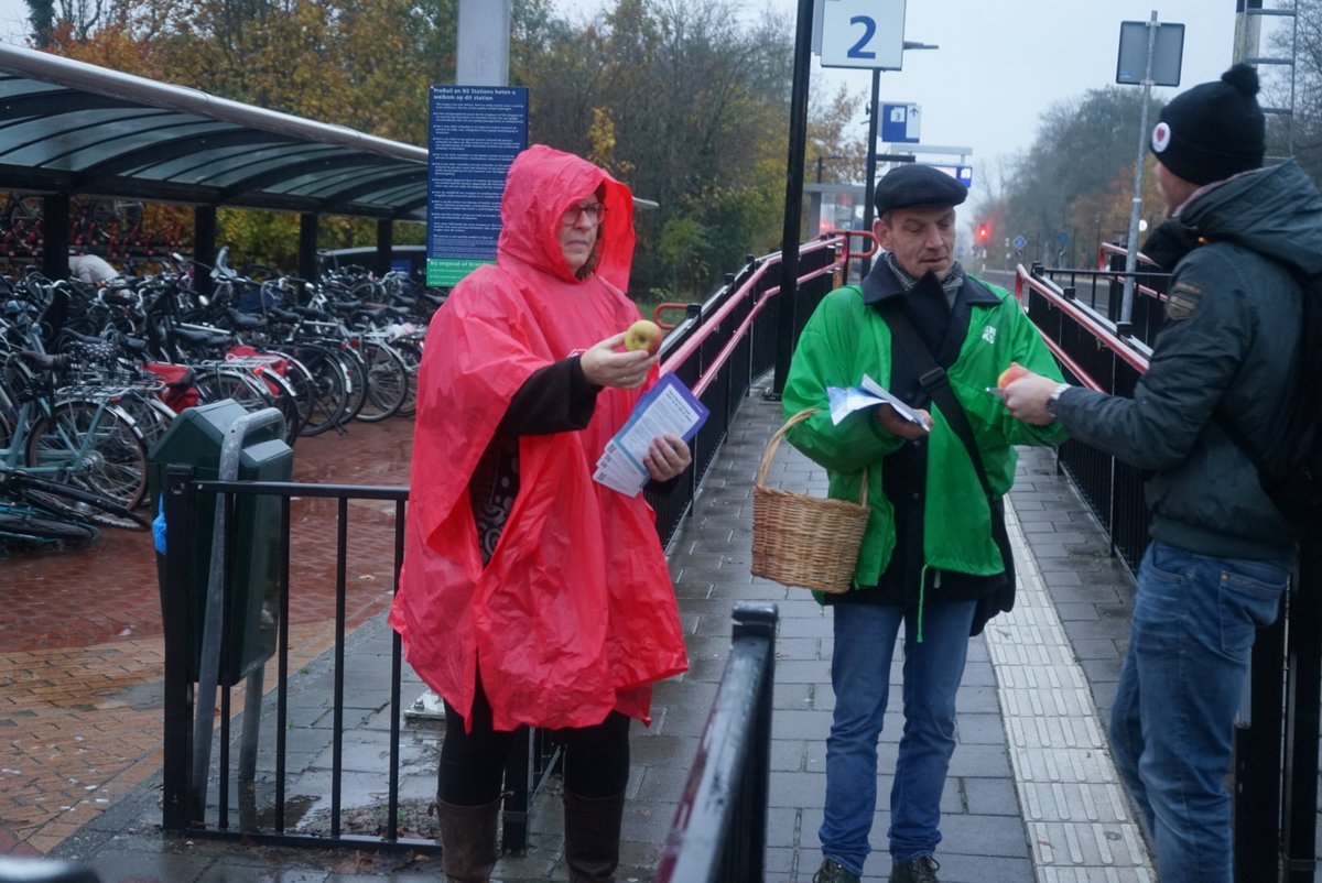 Vandaag stonden we in Zuidhorn en deelden we fruit uit. Spot je ons morgen ook?

En heb je nog een vraag, maar kom je ons niet meer tegen? Laat het gerust weten via een app-berichtje via: wa.me/31651806132

Ga voor eerlijk, sociaal en gezond. Stem GroenLinks-PvdA

#TK2023