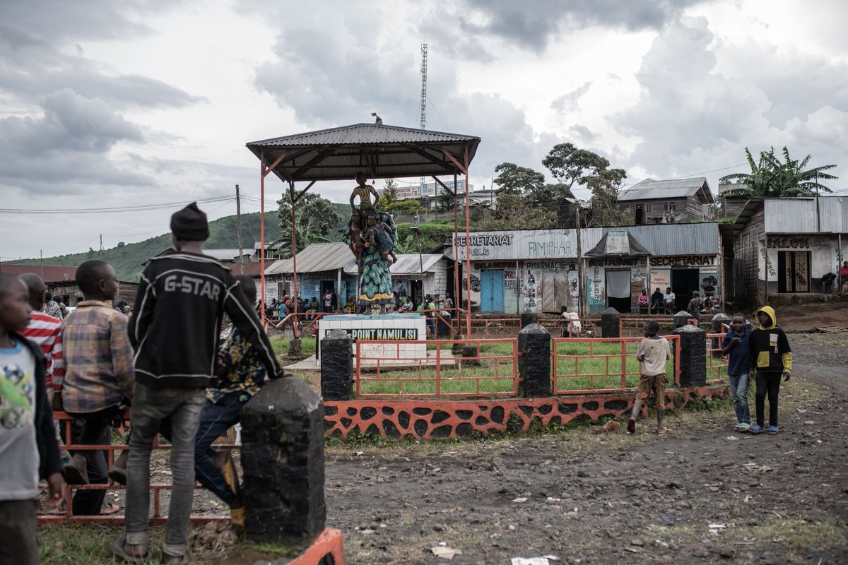 TazamaRDC_Infos's tweet photo. #Guerre_du_M23 : La situation sécuritaire dans l'Est de la République Démocratique du Congo continue à détériorer, les populations se déplaçant en masse.
Depuis #Kalenga jusqu'à Kingi, la population continue à se vider et arriver en masse dans la cité de Sake.
Les rebelles du #M23 contrôlent Kalenga, et les #FARDC ont constitué un bloc à #Luhonga à 7km de la cité de Sake où la #Monusco attend intervenir, si jamais les rebelles du M23 s'approchaient de cette cité.
La localité de kingi est présentement sans maître, ce qui rend les populations vulnérables, jusqu'à décider de vider la localité.
A #Kitshanga dans le territoire de Masisi, des centaines d'habitants ont été pris par les rebelles du M23 pour faire des travaux forcés d'entretien de la route conduisant vers leur base principale, ces personnes ont construit des maisons de fortune des rebelles, coupé les arbres pour couvrir les tranchées qu'elles ont commencé par creuser dans cette position, tout ça en préparatif du déploiement du "Général" #Sultani_Makenga qui s'apprête à y installer sa permanence.
Ce chef rebelle du M23 aurait passé la nuit d'hier à #Bwiza d'après nos câbles .
@TazamaRDC_Infos