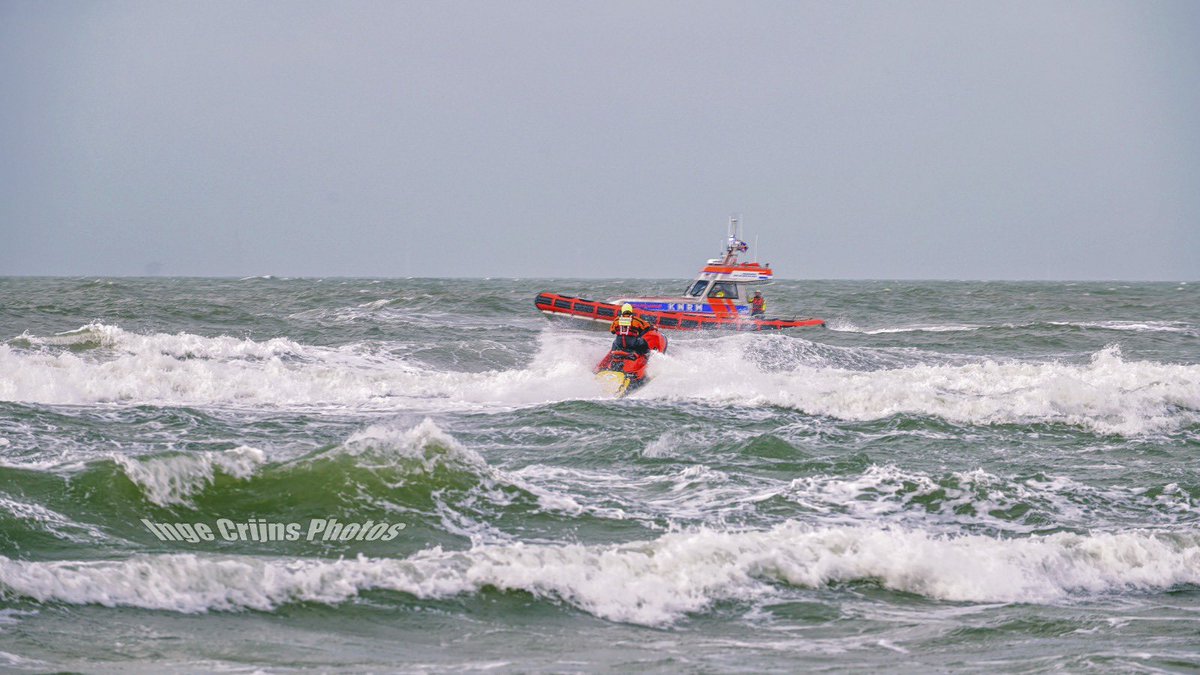 Prio1 inzet van zondagmiddag met wat foto’s van Inge Crijns Photo’s.

De waterscooter gaat hier de kitesurfer ophalen bij de reddingboot Kitty Roosmale Nepveu van @KNRMschev.

| @KNBRD @RVR_Haaglanden @knrmterheijde #multidisciplinair  #samenwerking #SAR #searchandrescue tv |