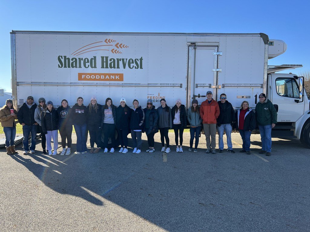 🥰Thank you to the Tippecanoe High School softball team for volunteering at Saturday’s  Shared Harvest Food Bank Distribution!  The helping hands were truly appreciated, as there has been a substantial increase in households needing assistance.🫶🏼#WEareTIPP #studentsvolunteering