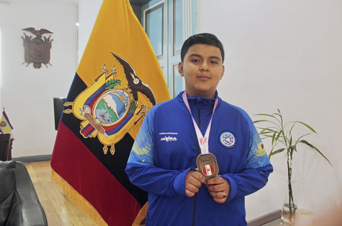 🇪🇨🏅🙌🏼 #Loja

<a href="/EduardoPunin/">Eduardo Punín Burneo</a>, gobernador; junto a su equipo de trabajo, recibe a Rafael Agurto Guzmán y a sus padres. Las autoridades felicitan su participación, obteniendo medalla de oro en el #PanamericanoInfantil2023, en la disciplina de #Taekwondo representando a #Ecuador.