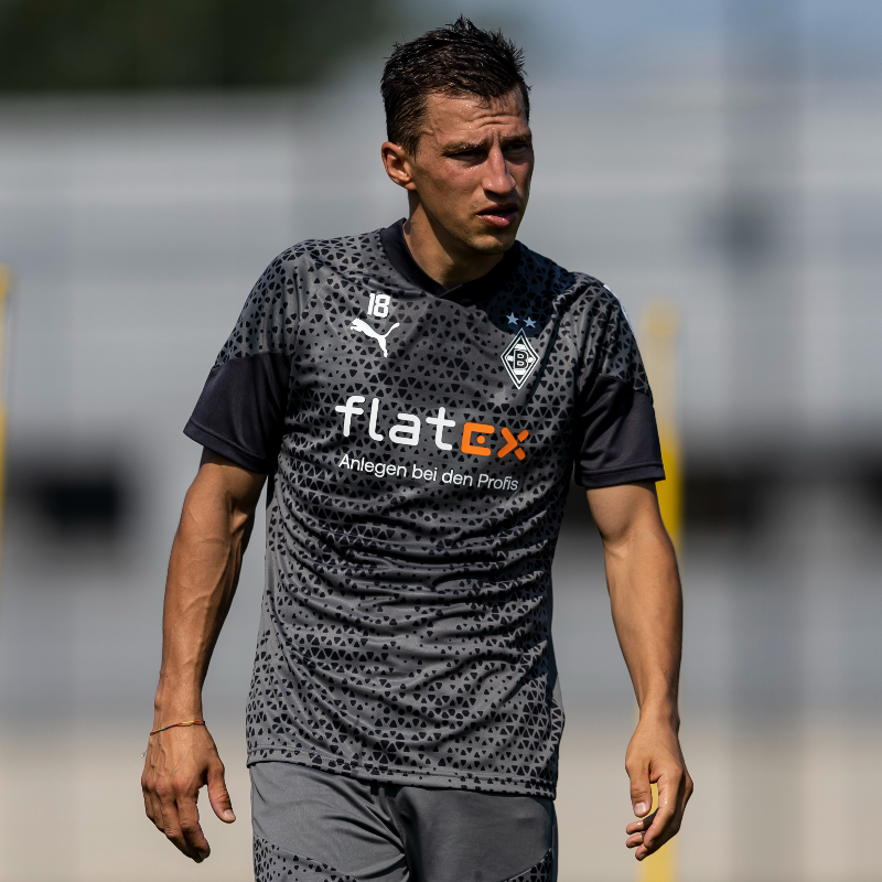 borussia's tweet photo. Stefan #Lainer kehrt ins Training von Borussia zurück. Der Rechtsverteidiger, bei dem im Juli eine Lymphknotenkrebserkrankung diagnostiziert worden war, hat die in den zurückliegenden Monaten durchgeführte Therapie erfolgreich abgeschlossen. #dieFohlen 

Alle Informationen ⬇️