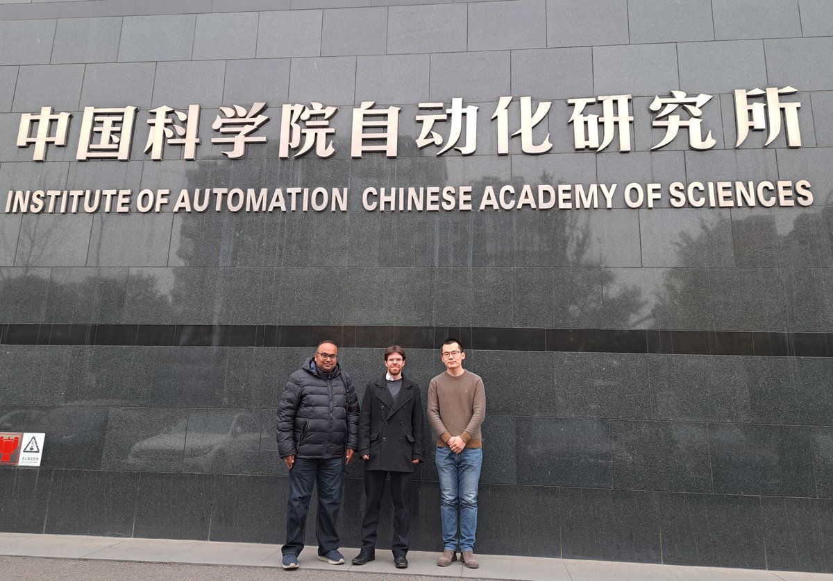 In less dramatic news, I had a wonderful time in Beijing, meeting inspirational researchers in AI safety and governance at Peking University and Tsinghua University, and hanging out with @yi_zeng and his group at the Chinese Academy of Science! With some of the PhD scholars: