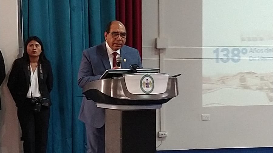 SuneduPeru's tweet photo. El superintendente Manuel Castillo se dirigió a los estudiantes para asegurarles que, a través de su labor de supervisión, la #Sunedu cautelará que las condiciones básicas de calidad sean cumplidas en la #UNHEVAL.
"Muchas felicidades por este 59° aniversario", culminó. https://t.co/rDG1KyiPmt