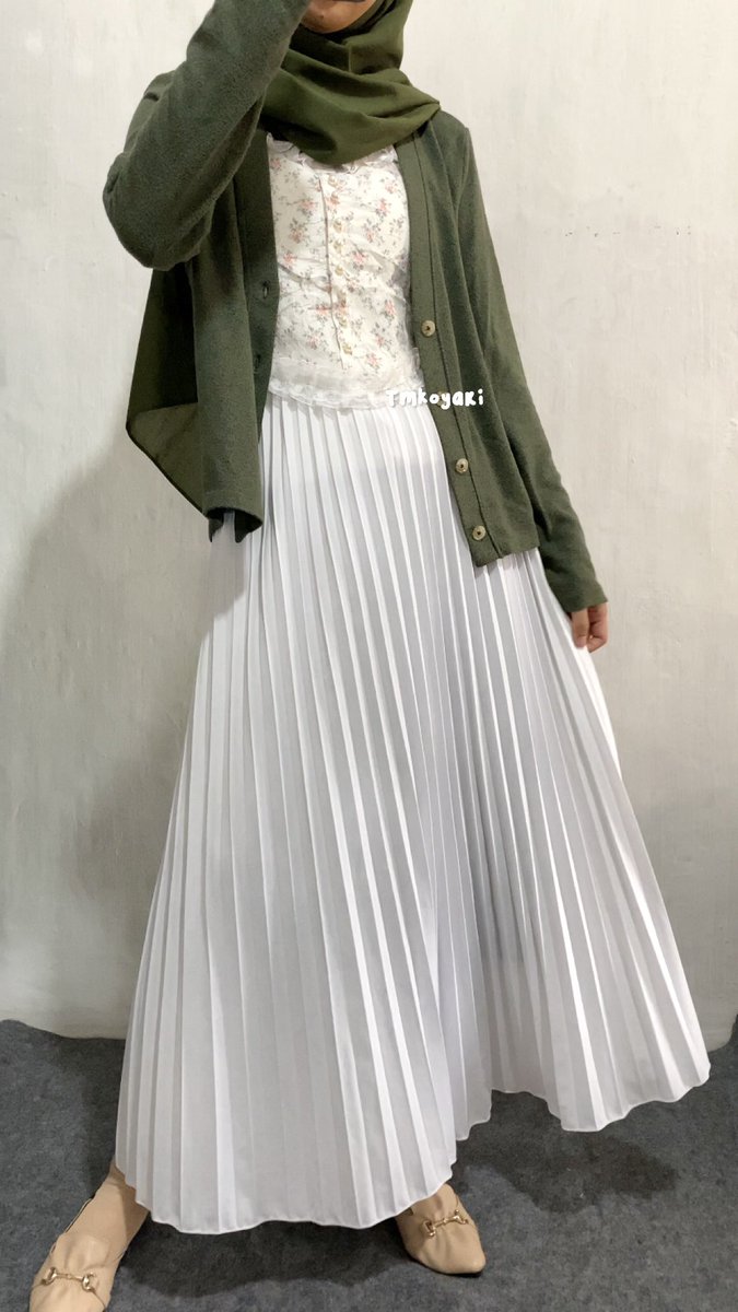 chipperfairy's tweet photo. How to mix match your cardigan! Iseng pakein kamisol, eh lucuuuu. Bikin ootd jadi stand out gituuu 🥹
Spill kamisol yang aku pake dibawah  👇🏻 https://t.co/ZPfvVMe35M