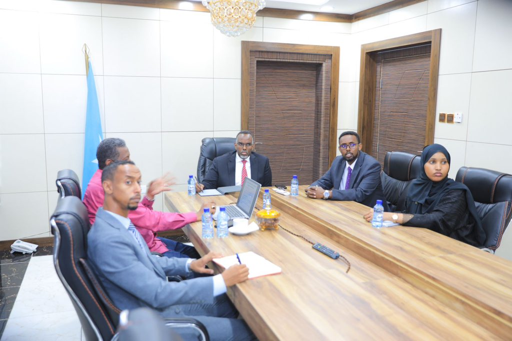 Invest_Somalia's tweet photo. Director of @Invest_Somalia, at @MoPIED_Somalia, Mohamed Dubo, &amp; team accompanied by Director of Planning Muse Mohamed had a meeting with a Sudanese investor who intends to set up a Radiotherapy Center in Somalia to provide early detection &amp; treatment of various types of cancer. https://t.co/tyqh2USX9D