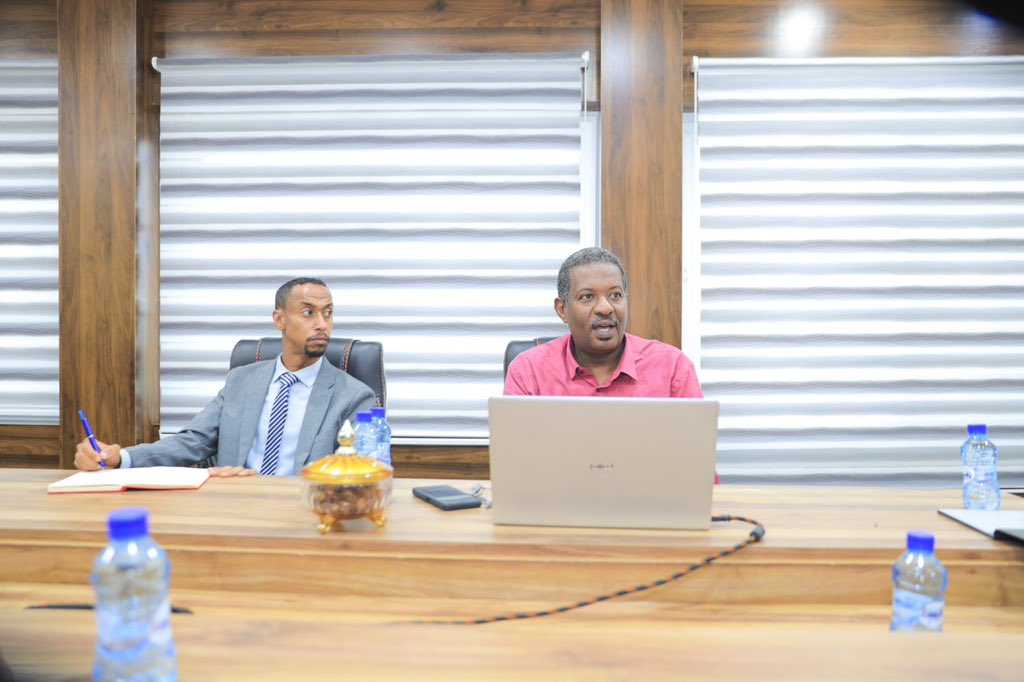 Invest_Somalia's tweet photo. Director of @Invest_Somalia, at @MoPIED_Somalia, Mohamed Dubo, &amp; team accompanied by Director of Planning Muse Mohamed had a meeting with a Sudanese investor who intends to set up a Radiotherapy Center in Somalia to provide early detection &amp; treatment of various types of cancer. https://t.co/tyqh2USX9D